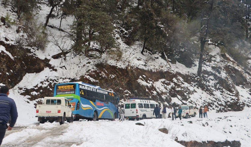 भारी हिमपातका कारण मध्यपहाडी लोकमार्ग अवरुद्ध